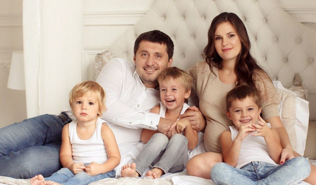 У меня их трое. У меня не много. Ем на кухне стоя, Чтоб никто не трогал. Я белье не глажу, И полы не ...