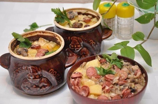 Охотничьи колбаски с картофелем в горшочках.Ингредиенты:Картофель — 1 кг Охотничьи колбаски — 6 шт. ...