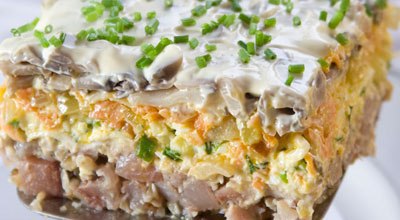 Очень вкусный салатик! НЕОБХОДИМЫЕ ПРОДУКТЫ: филе сельди - 2 шт. грецкие орехи рубленые - 1/2 ...
