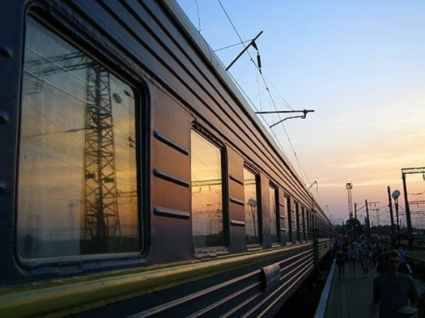 Прошлое - это поезд, но он уже ушел. Будущее - это мечта, но еще не известно сбудется ли она. А ...