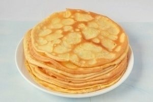 Сырные блины.Ингредиенты:30 мл масло подсолнечное рафинированное250 мл молоко1 ст. мука пшеничная2 ...