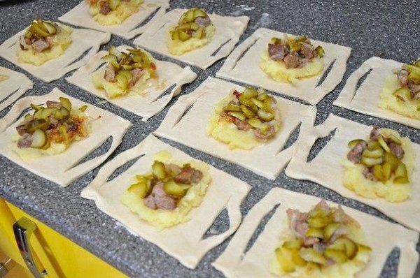 Лодочки из слоёного теста. Эти лодочки – полноценное блюдо с мясом, гарниром из картофеля, закуской ... - 3