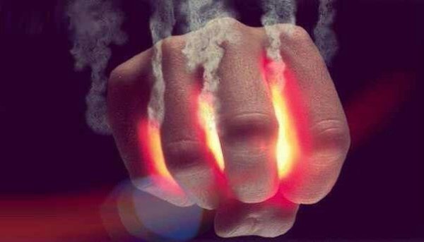 С каждым такое было. Молча стоишь.Улыбаешься. А боль изнутри ломает рёбра