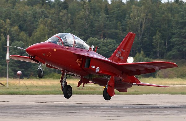 Як-130.Размышления у парадного подъезда.Это первый и наверно единственный самолёт в новой России ... - 12