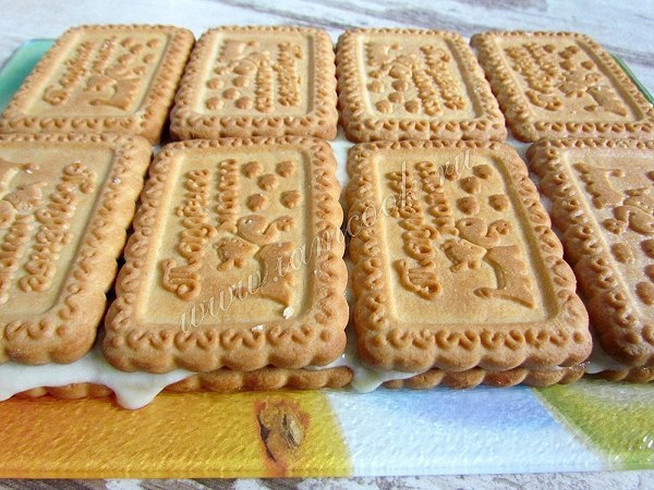 ТОРТ ИЗ ПЕЧЕНЬЯ С ЗАВАРНЫМ КРЕМОМ. Песочное печенье (прямоугольное) - 35 штук; молоко - 700 мл; ... - 8