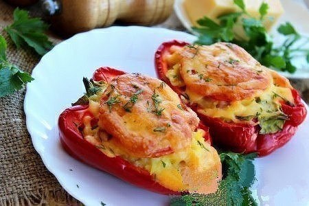 Фаршированный перец, запечённый в духовке.Ингредиенты: перец болгарский - 2 шт.; грудинка ...