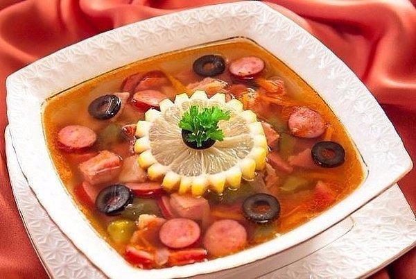5 отменных солянок.1) Солянка с колбасойИнгредиенты: 3 л воды, по 200г полукопченой и вареной ... - 5