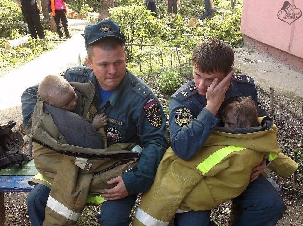 Лет и тоже под. Пожарный спасает ребенка. Героические поступки людей. Пожарные спасают людей.