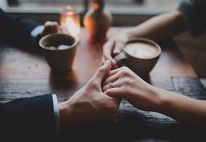 — Ты стала бы ревновать, если бы я думал о какой-нибудь женщине из моего прошлого, находясь рядом с ...