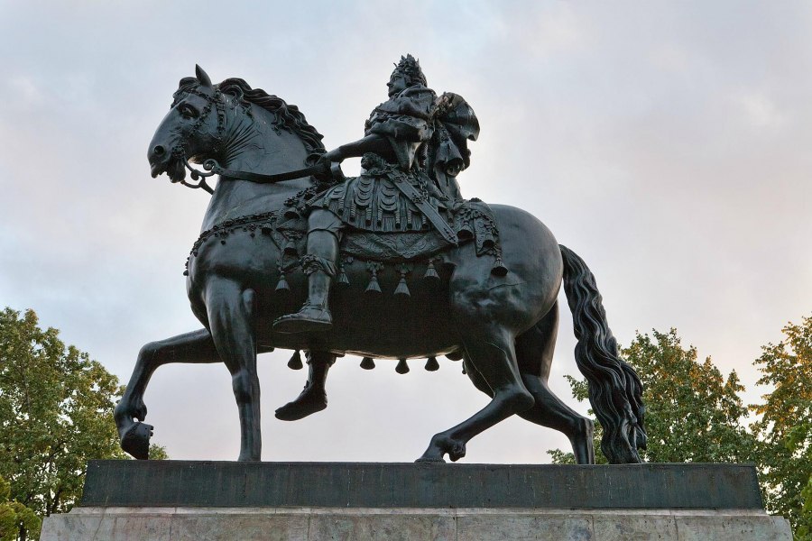 Император санкт петербург. Памятник Петру 1 у Михайловского замка. СПБ памятник Петру 1 у Михайловского замка. Памятник Петру 1 Растрелли в Санкт-Петербурге. Растрелли памятник Петру 1 у Михайловского замка.