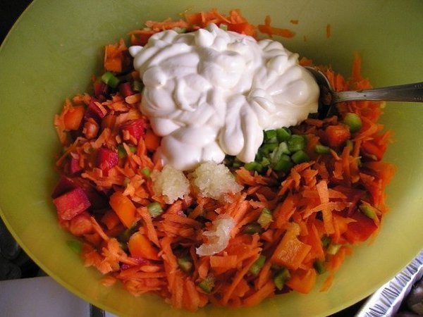 Мясо запеченное с консервированными грибами.Ингредиенты:Мясо - 1.5 кгЛук - 3 штГрибы ... - 5