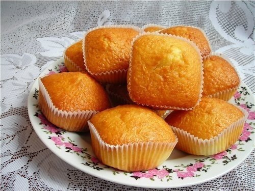Простые и вкусные кексы со сгущенкой.Ингредиенты:Яйца куриные — 2 шт.Сахар — 1 стаканСметана — 140 ...