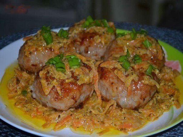 Вкусные котлетки.Котлеты:-фарш 500 гр-2 небольшие луковицы-4 зуб чеснока-ломтик белого хлеба, ...