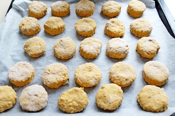 Тыквенные булочки с сыром. Тыквенные булочки с пармезаном и свежим розмарином — удивительно вкусные. ... - 5