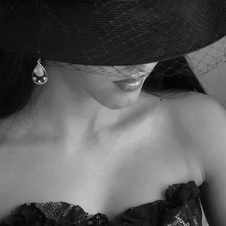 @. Приподними, прошу тебя, вуаль! Твой взгляд наполнен самой страстной силой. Сегодня я, ...