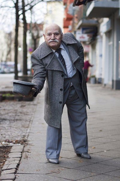 Каждое утро, 86 летний портной Али, надевает новый костюм. И отправляется на работу. Этот старичок ... - 2