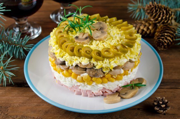 Слоеный новогодний салат с грибами и ветчиной.Вкусный новогодний салат из маринованных грибов, ...