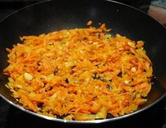Салат слоеный с курицей.Ингредиенты:1. Куриное филе (грудка, бедро) — 250-300 г2. Грибы — 200 г3. ... - 4