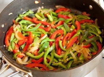 Пеппероната с курицей.На 100г. – около 100ккал.Ингредиенты:филе куриной грудки - 500 гмука - 1 ст. ... - 4