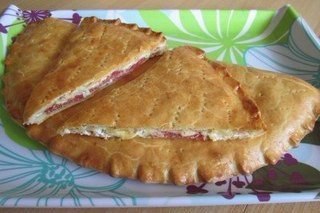 Пирог с творогом, сыром и салями («Кальцоне»).Ингредиенты:ТЕСТО2 ст. муки (320 г), 60 г сливочного ...