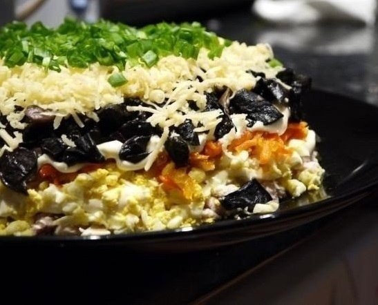 Салат слоеный с курицей.Ингредиенты:1. Куриное филе (грудка, бедро) — 250-300 г2. Грибы — 200 г3. ...