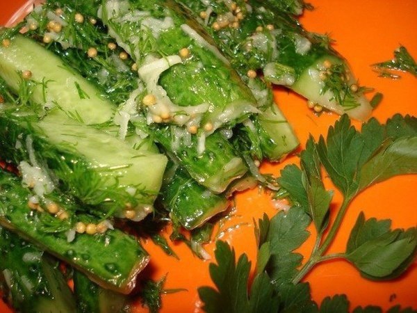 Любимая закуска из огурцов с чесноком, укропом и горчичкой... .Продукты: 0,5 кг свежих огурчиков 5-6 ...