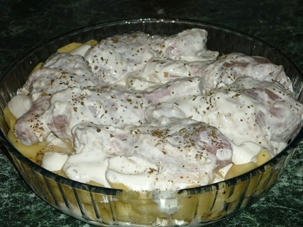 КАРТОШКА С КУРИНЫМИ НОЖКАМИ В ДУХОВКЕ.Ингредиенты: - 6 куриных ножек;- 1 кг картофеля;- 250 г ... - 5