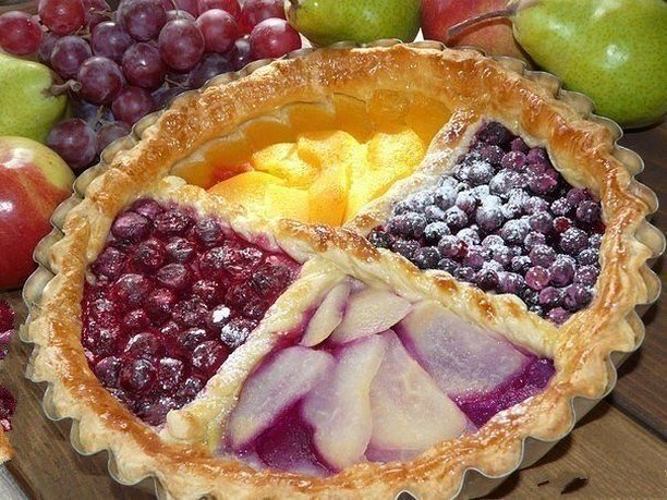 Очень вкусный пирог из разряда гости на пороге!!!).Ингредиенты:1 уп. готового слоёного тестаягоды и ...