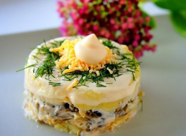 Салат Дубок. Ингредиенты: 2 средних отварных картофелины 1/2 куриной грудки 1 маринованный огурец ...