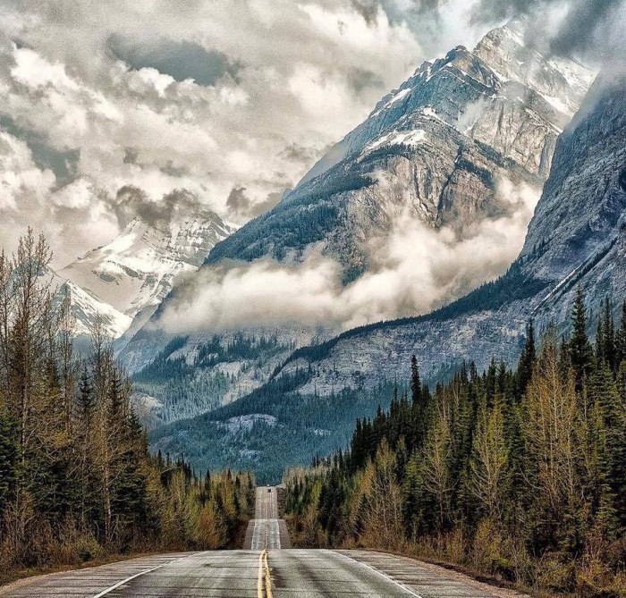      . Icefields Parkway, Alberta, Canada