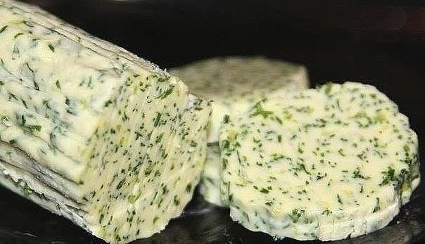 Чесночно-укропное масло на завтрак, очень ароматное и вкусное.Ингредиенты: -100 г сливочного масла ...
