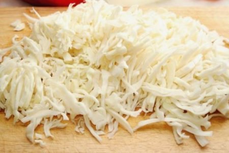 ЛЁГКИЙ САЛАТИК.Ингредиентыкукуруза - 1 банка,зеленый горошек - 1 банка,колбаса варено-копченая - ... - 2