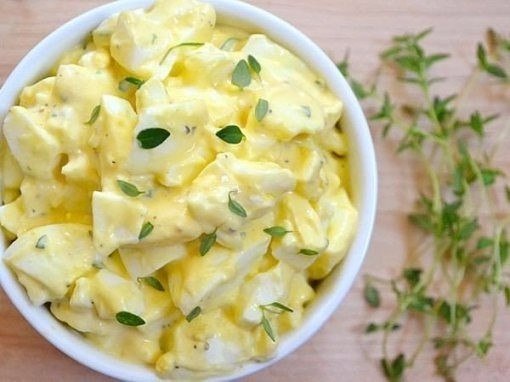 Яичный салат с лимонным соком и тимьяном.Ингредиенты:Яйцо куриное - 8 шт.Майонез - 0,5 ст.Лимонный ...