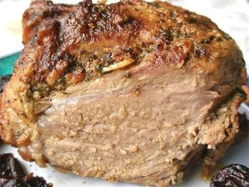 Как запечь мясо целым куском.Вам понадобится: -1 кг филе свинины; -6 клубней картофеля; -3 ст. л. ...