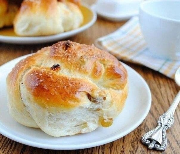 Пряные булочки с изюмом.Ингредиенты на 10-11 булочек:100 мл теплого молока100 мл кефира1 яйцо3 ст. ...