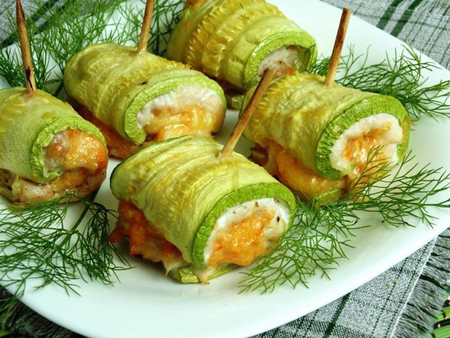 Кабачковые рулетики — полезная вкуснятина! Ингредиенты: Курица (филе) — 1 шт. Кабачки молодые — 2 ...