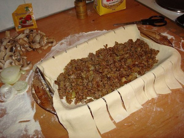 Быстрый мясной пирог с грибами. Ингредиенты: -Тесто слоённое дрожжевое -Фарш грамм 300-400. -Лук 2-3 ... - 2