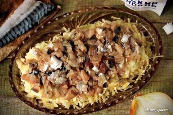 Салат «скумбрия под шубой».Ингредиенты:Картофель - 3 шт;Яйцо куриное - 3 шт;Морковь - 1 шт;Свекла - ... - 3
