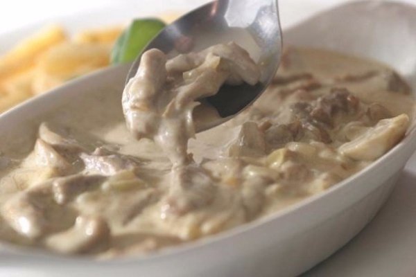 ТУШЕНОЕ МЯСО В СМЕТАНЕ.Белки*Жиры*Углеводы*Килокалории на 100гр 8.52*6.24*1.73*96.78Ингредиенты:- ...