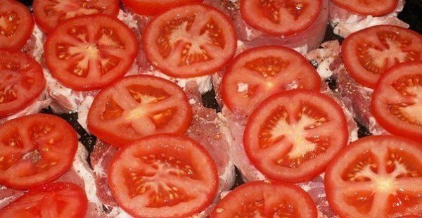 Мясо помосковски.Ингредиенты:Свинина (шейка) — 2 кгПомидор (крупные) — 4 штСыр твердый (твёрдый) — ... - 3