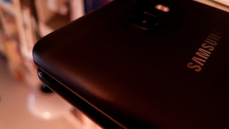 В Сети появились изображения, на которых запечатлен черный вариант смартфона Samsung Galaxy C9 Pro, ...