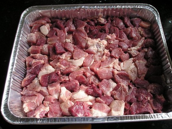 Мясо запеченное с консервированными грибами.Ингредиенты:Мясо - 1.5 кгЛук - 3 штГрибы ... - 6