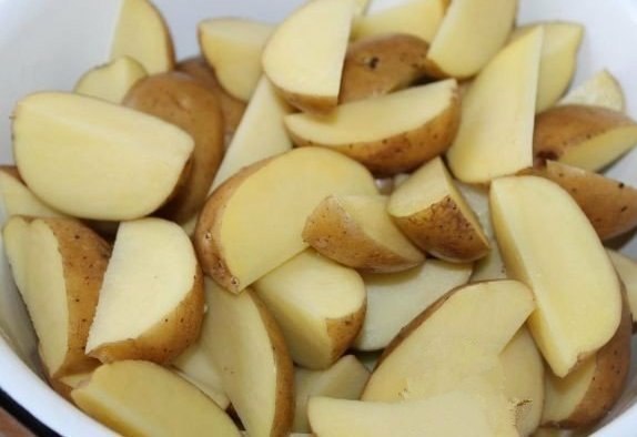КАРТОФЕЛЬ ПО-ДЕРЕВЕНСКИ. ИНГРЕДИЕНТЫ: молодой картофель – 1 кг масло растительное – 2 столовые ложки ... - 2