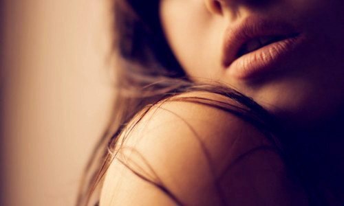 Если мужчина не чувствует твою боль, и.его не трогают твои слёзы, то стоит задуматься,а имеет ли он ...
