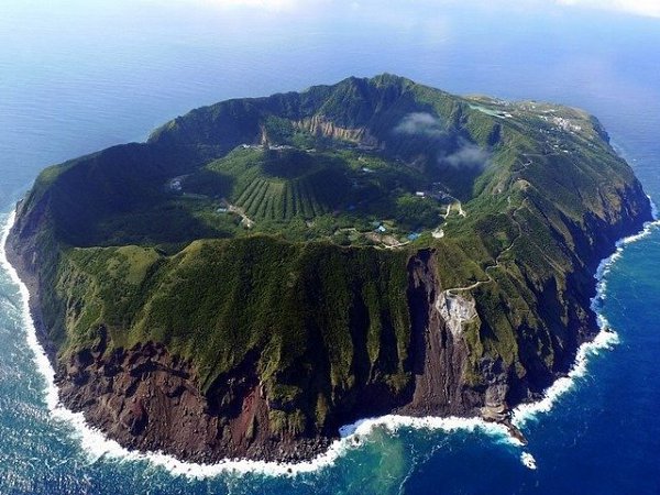 Это вулканический японский остров в Филиппинском море. Он самый южный и самый изолированный ...