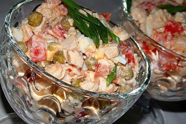 Салат с куриной грудкой, помидорами и зелёным горошком. Куриная грудка - 300 гр (отварная ) Помидоры ...