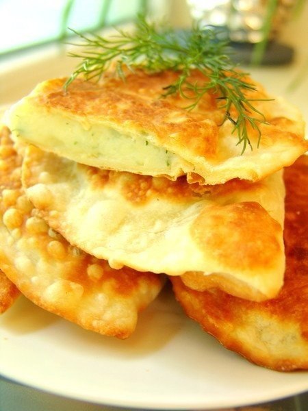 Чебуреки с картофелем и сыром. Ингредиенты: 1 кг картофеля 100-150 гр любого твердого сыра 1 пучок ... - 2
