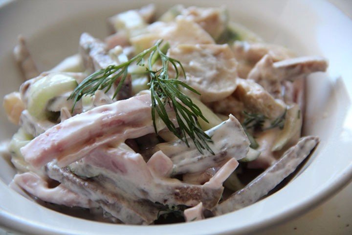 Салат с языком и грибами.Это блюдо сытное и низкокалорийное, что не может не порадовать ...