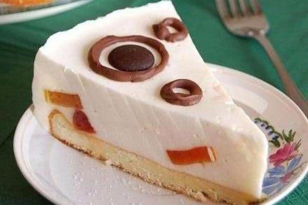 Торт со сметаной и печеньем. Ингредиенты: Сметана — 0, 5 кг Желатин — 20 г Сахар — 150 г Песочное ...