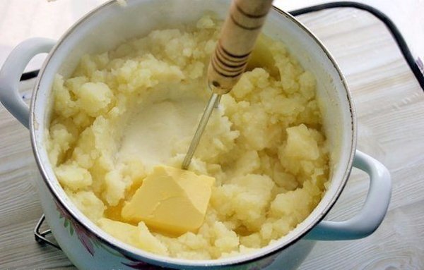 Гуляш с подливкой и картофельным пюре. Ингредиенты: -Говядина - 0,5 кг. -Лук репчатый - 1 шт. ... - 5